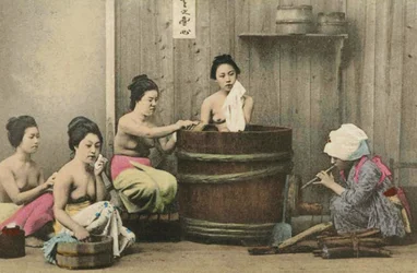 Waschhaus in Japan, um 1880 (handkoloriertes Albumin-Foto)